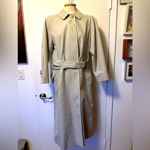 Authentic Burberry trench coat. Size Medium